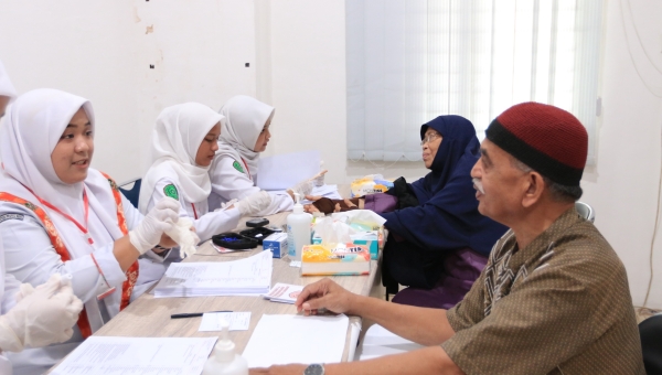 Prodi Keperawatan Anestesiologi UM Jambi Bersama LazisMu Wilayah Jambi Gelar Pemeriksaan Kesehatan dan Pengobatan Gratis